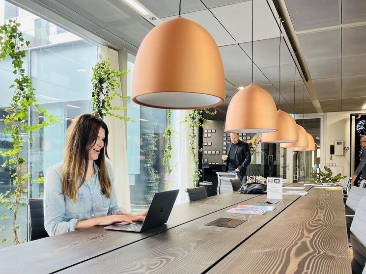 덴마크 사람들은 직책에 관계 없이 업무용 공간을 공유하며 편한 자리에 앉아 일을 한다. Co-working space BLOXHUB_1