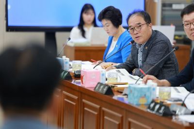 김강헌 전남광주통합특별시의원이 토사로 막힌 영광 계마항의 상황과 어민들이 처한 문제점들을 설명하고 있다. 전남광주특별시의회 제공