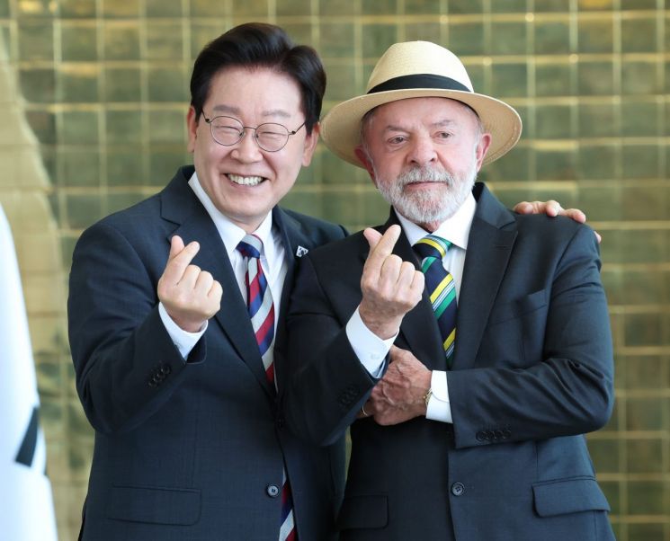 이재명 대통령과 루이스 이나시우 룰라 다시우바 브라질 대통령이 27일(현지시간) 브라질리아 대통령관저에서 공동언론발표를 마친 뒤 취재진을 향해 손가락 하트를 만들어보이고 있다. 2026.7.28 연합뉴스