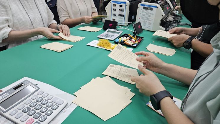 경남선거관리위원회 6층 대회의실에서 제9회 전국동시지방선거 경남 통영시장선거에 대한 재검표가 수개표로 진행되고 있다. [사진=이세령 기자]