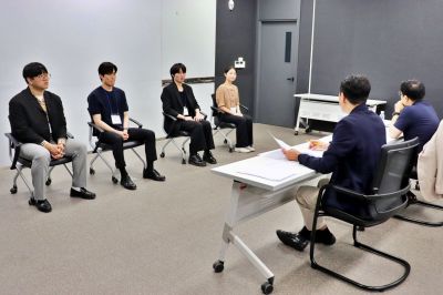 광주신세계 대학생 현장실습 교육에 참여한 대학생들이 모의면접에 참여하고 있다. 광주신세계 제공
