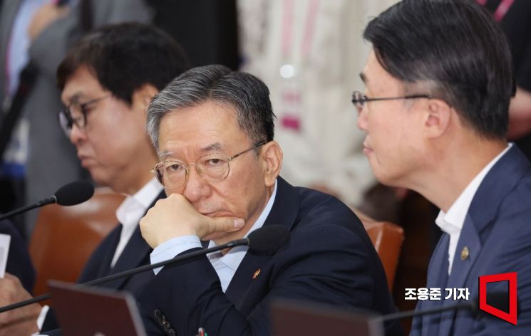 정성호 법무장관이 28일 서울 종로구 정부서울청사에서 열린 국무회의에 참석해 복지부 장관 발언을 듣고 있다. 2026.7.28 조용준 기자