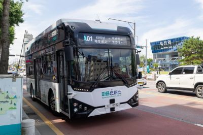 전북 익산시는 28일 도심 주요 거점을 스스로 달리는 친환경 전기 저상 자율주행 버스인 '마룡e버스' 시범 운행을 시작했다. 익산시청 제공