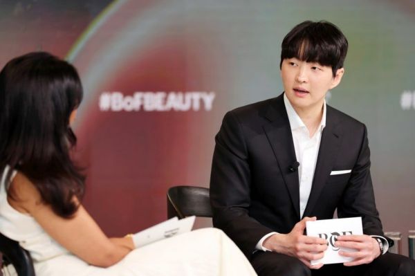 김병훈 에이피알 대표가 미국 캘리포니아 나파 밸리에서 열린 ‘비즈니스 오브 뷰티 글로벌 포럼 2026에서 발언하고 있다.에이피알