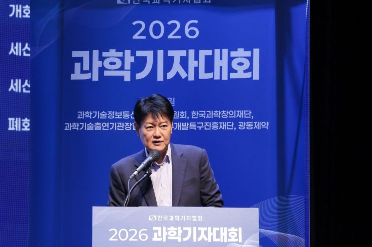 최인영 한미약품 미래성장부문장(부사장)이 '비만치료제 신약 개발의 방향성은?'을 주제로 발표하고 있다. 한국과학기자협회 제공