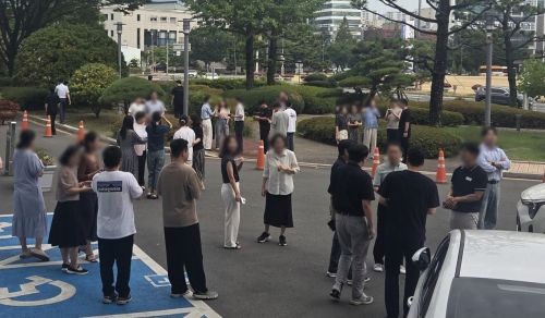 경남 창원시 성산구 창원시청에서 지진 흔들림을 느낀 사람들이 청사 바깥으로 대피해 있다. 연합뉴스