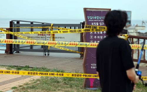 보릿돌교의 교각과 상판 일부가 붕괴해 출입이 통제되고 있다. 연합뉴스