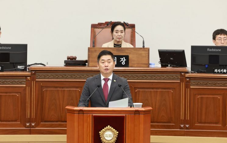 강길순 경남 창원특례시의원이 제154회 임시회 제2차 본회의에서 건의안을 대표발의하고 있다. [사진제공=창원특례시의회]