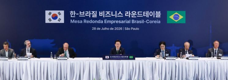 이재명 대통령이 28일(현지시간) 브라질 상파울루 한 호텔에서 열린 한-브라질 비즈니스 라운드테이블에서 발언하고 있다.     오른쪽부터 정의선 현대차그룹 회장, 류진 한국경제인협회 회장, 김정관 산업부 장관, 이재명 대통령, 제라우두 아우키민 브라질 부통령, 마르시우 엘리아스 호자 브라질 개발산업통상서비스부 장관, 라우데미르 뮐러 브라질 수출투자진흥청(ApexBrasil) 회장. 2026.7.29 연합뉴스