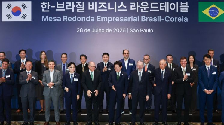 이재명 대통령이 28일(현지시간) 브라질 상파울루 한 호텔에서 열린 한-브라질 비즈니스 라운드테이블에서 제라우두 아우키민 브라질 부통령, 류진 한국경제인협회 회장, 정의선 현대차그룹 회장 등 참석자들과 기념촬영을 마친 후 행사장으로 향하고 있다. 2026.7.29 연합뉴스