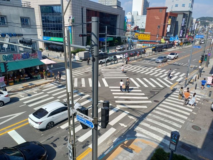 용인특례시는 안전한 도로 환경을 조성하기 위해 주요 교차로 6곳의 교통체계를 개선했다. 사진은 처인구청사거리. 용인시 제공