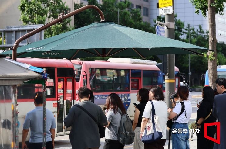 전국 대부분 지역에 폭염특보가 계속되고 있는 29일  서울 중구 세종대로 일대에서 시민들이 출근하고 있다. 기상청은 당분간 낮에는 폭염이, 밤에는 열대야가 계속될것으로 전망했다. 2026.07.29 윤동주 기자