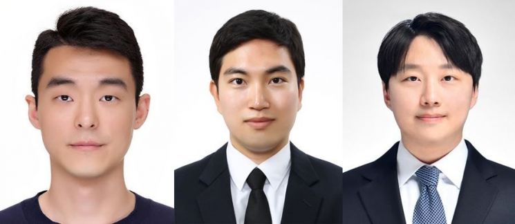 연구진 사진. (왼쪽부터) 김세호 고려대 신소재공학부 교수(교신저자), 이성진 서울대 기초과학연구원 박사(교신저자), 장규선 독일 막스플랑크 친환경소재연구소 박사(제1저자). 고려대 제공
