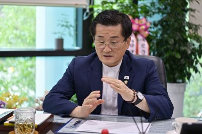 백종한 서구의회 의장이 아시아경제 호남본부 기자와 인터뷰를 갖고 지역 현안에 대해 설명하고 있다. 전남광주서구의회 제공