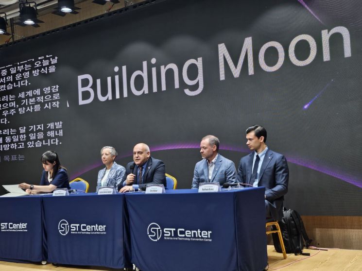 미국 항공우주국(NASA) 달 기지 프로그램을 총괄하는 카를로스 가르시아 갈란(Carlos Garcia-Galan) 프로그램 매니저를 비롯한 NASA 관계자들이 29일 서울 한국과학기술단체총연합회에서 기자브리핑을 진행하고 있다. 김종화 기자