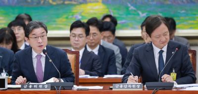 이억원 금융위원장이 29일 국회에서 열린 정무위원회 전체회의에서 의원 질의에 답하고 있다. 오른쪽은 이찬진 금융감독원장. 연합뉴스