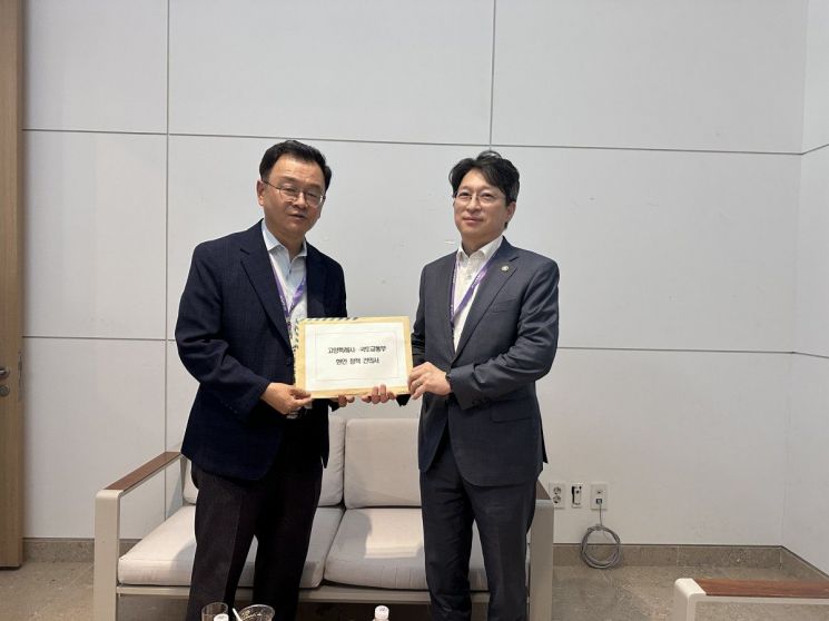 민경선 고양특례시장(왼쪽)이 홍지선 국토교통부 제2차관을 만나 ‘고양은평선 일산 연장’ 등 현안이 담긴 건의서를 전달하고 있다. 고양시 제공