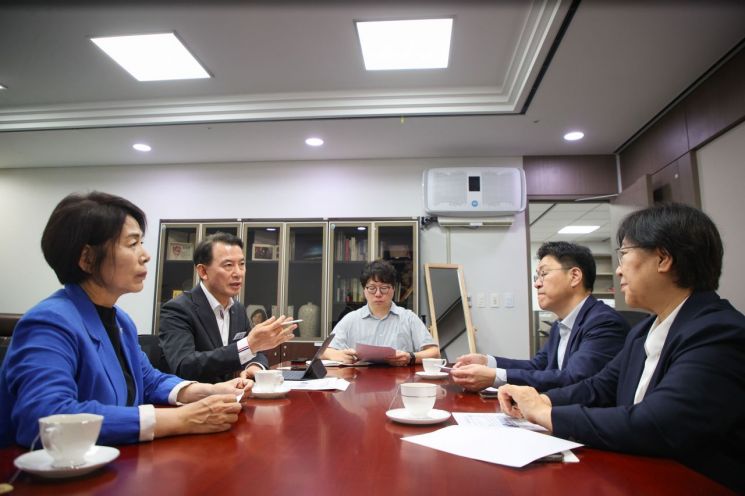 최현덕 남양주시장과 최민희 더불어민주당 남양주갑 국회의원이 정은경 보건복지부 장관과 경기 동북부 공공의료원 추진에 대해 의견을 나누고 있다. 남양주시 제공