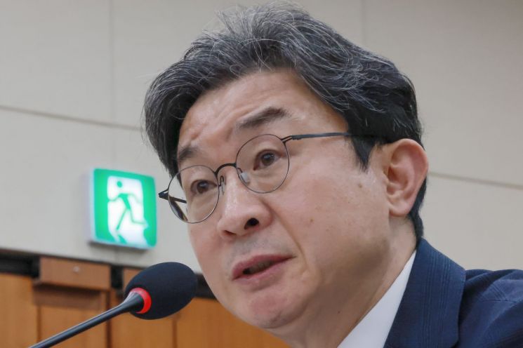 이억원 금융위원장이 29일 국회에서 열린 정무위원회 전체회의에서 의원 질의에 답하고 있다. 연합뉴스.