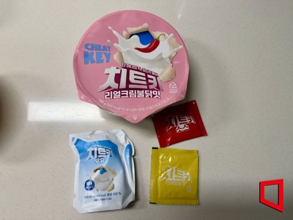 '치트키 리얼 크림 불닭맛'에는 '치트키 우유'라는 이름의 우유팩과 치트키 소스, 후첨분말스프가 동봉돼있었다. 한예주 기자