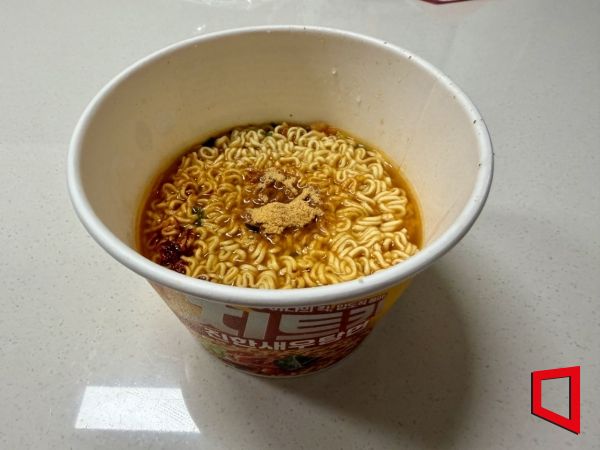 후첨분말을 뿌린 '치트키 진한 새우탕면' 모습. 한예주 기자