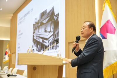 부산상공회의소 양재생 회장이 29일 오후 부산시청 대회의실에서 열린 광복 81주년 기념 '부산독립운동기념관 설립 정책토론회'에서 '부산의 미래 경쟁력과 역사문화자산의 가치' 주제 기조발제를 하고 있다. 부산상의 제공