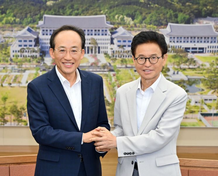 추경호 대구시장(왼쪽)과 이철우 경북지사가 악수를 하며 협력을 다짐하고 있다.