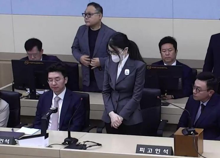 각종 고가 귀금속과 함께 인사·이권 청탁을 받은 이른바 '매관매직' 혐의로 기소된 김건희 여사가 지난달 26일 서초구 서울중앙지방법원에서 열린 특정범죄 가중처벌법상 알선수재 혐의 사건 1심 선고 공판에 출석하고 있다. 연합뉴스