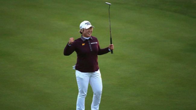 신지애가 2012년 AIG 위민스 오픈에서 최다 타수차 우승을 확정한 뒤 환호하고 있다. LPGA 제공