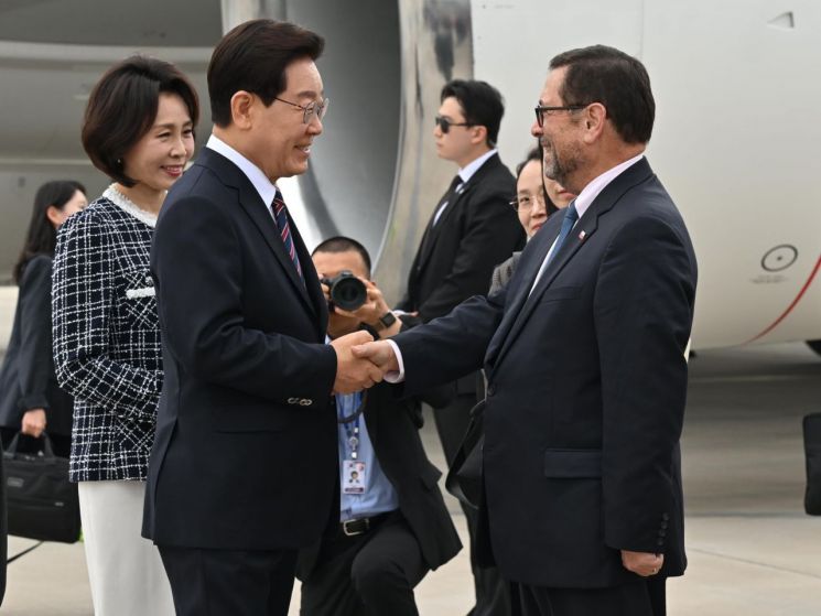 이재명 대통령이 29일(현지시간) 칠레 산티아고 아르투로 메리노 베니테스 국제공항에서 영접나온 페레스 마켄나 외교장관과 인사하고 있다. 2026.7.30 연합뉴스
