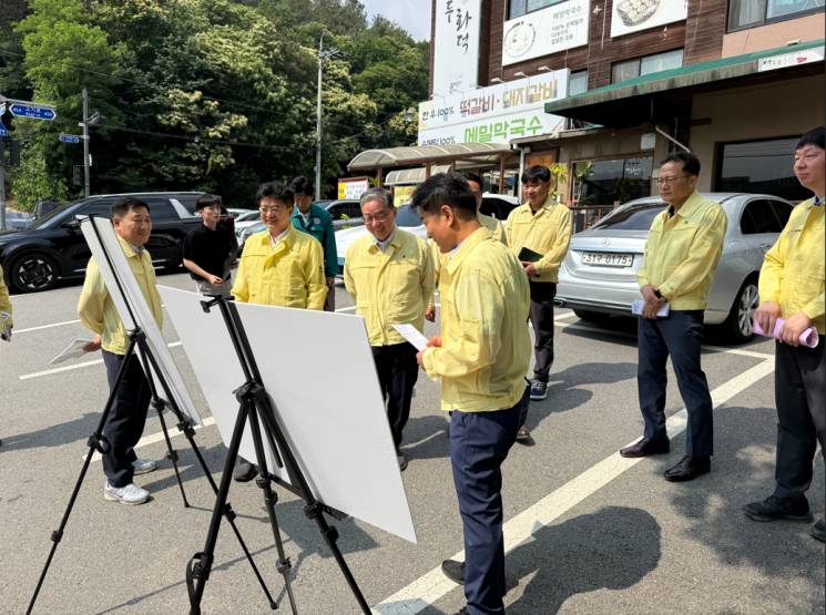 용인특례시는 행정안전부, 기후에너지환경부 등 관계기관과 하천·계곡 주변 불법 시설물 현장 점검을 벌이고 있다. 용인시 제공