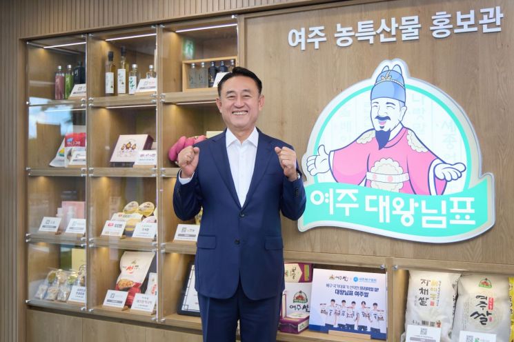 이충우 여주시장이 민선9기 출범일인 1일 농업기술센터 청사 내 '농특산물 홍보관'을 시민들에게 처음 공개하고 있다. 여주시 제공
