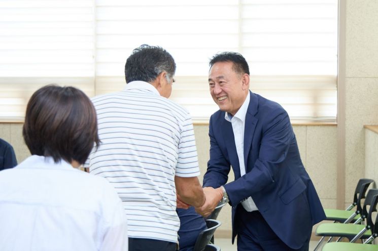 이충우 여주시장이 지난 14일 '금사면 주민들과의 간담회'에 참석해 주민들과 악수를 나누고 있다. 여주시 제공