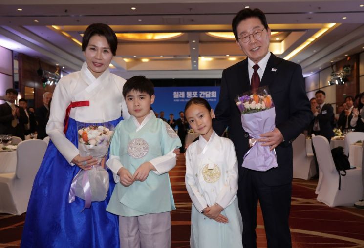 이재명 대통령과 김혜경 여사가 29일(현지시간) 칠레 산티아고 한 호텔에서 열린 동포 만찬간담회에서 화동과 기념촬영을 하고 있다. 2026.7.30 연합뉴스