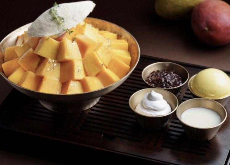 현재 한국의 빙수는 비싼 식자재를 토핑으로 활용한 고급 빙수 경쟁을 펼치고 있다. 롯데호텔 홈페이지 캡처