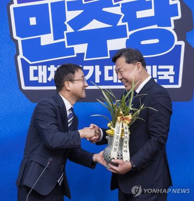 한병도 더불어민주당 대표 직무대행 겸 원내대표(왼쪽)가 30일 취임 인사차 방문한 김종훈 진보당 대표에게 축하 난을 전달하고 있다. 연합뉴스