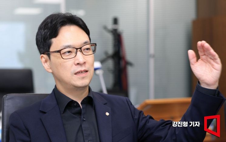 이 원장은 "우리나라 정부부채는 GDP와 비교해 아직 관리 가능한 수준"이라면서도 "고령화 등이 재정을 빠르게 압박할 수 있다"고 지적했다. 현재의 재정 여력을 안심의 근거로만 볼 것이 아니라, 연금·의료·조세와 지출구조를 미리 개혁할 기회로 활용해야 한다는 것이다.