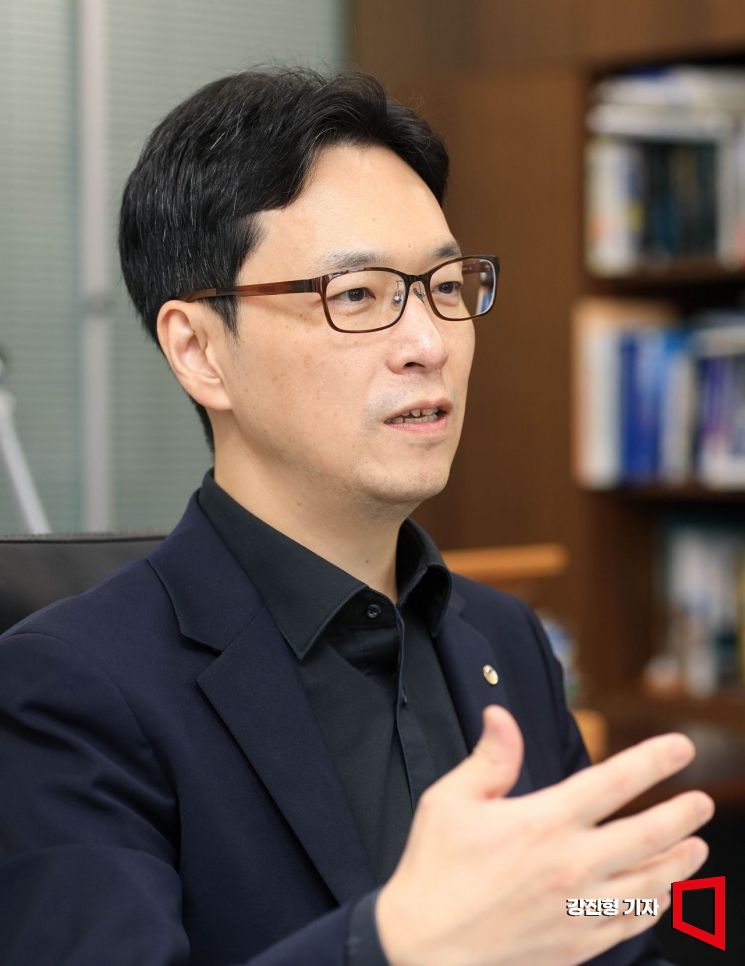 이 원장은 "전 국민 건강보험 데이터와 방대한 병원 임상자료는 바이오산업과 AI를 결합한 새로운 성장동력을 만드는 기반이 될 수 있다"며 "서로 다른 데이터를 표준화하고 안전하게 연계해 기업과 연구자가 실제로 활용할 수 있도록 하는 체계를 만들어야 한다"고 짚었다.