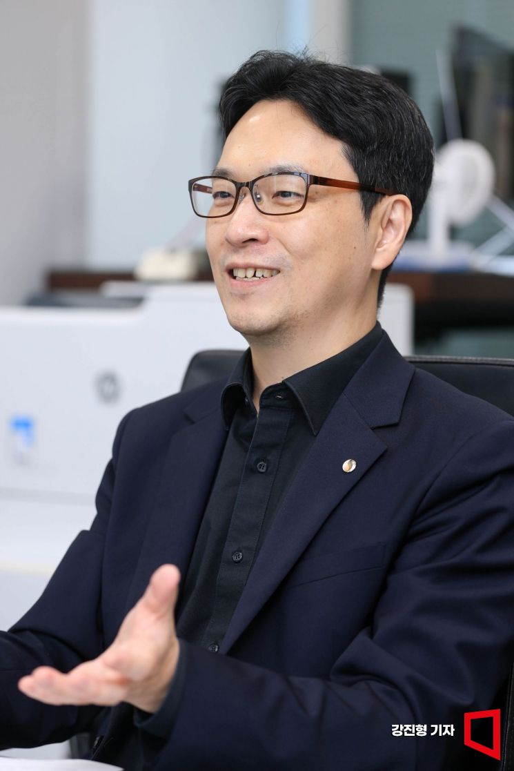 이 원장은 "취약계층을 부채와 유동자산, 소비구조, 주거 형태, 연령과 고용상태에 따라 세분해 분석할 필요가 있다"며 "'긴축이 누구에게 아픈가'뿐 아니라 '물가를 잡지 못하면 누가 더 아픈가'도 함께 봐야 한다"고 했다.