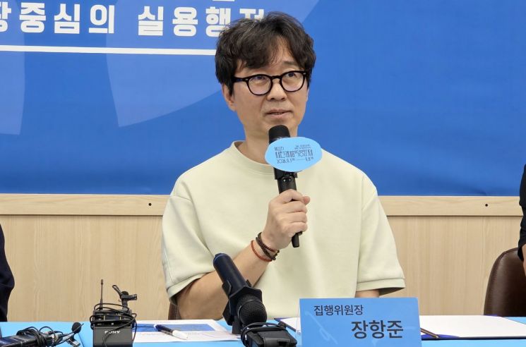 장항준 감독이 30일 오후 충북 제천시청에서 열린 제22회 제천국제음악영화제 간담회에서 발언하고 있다. 연합뉴스
