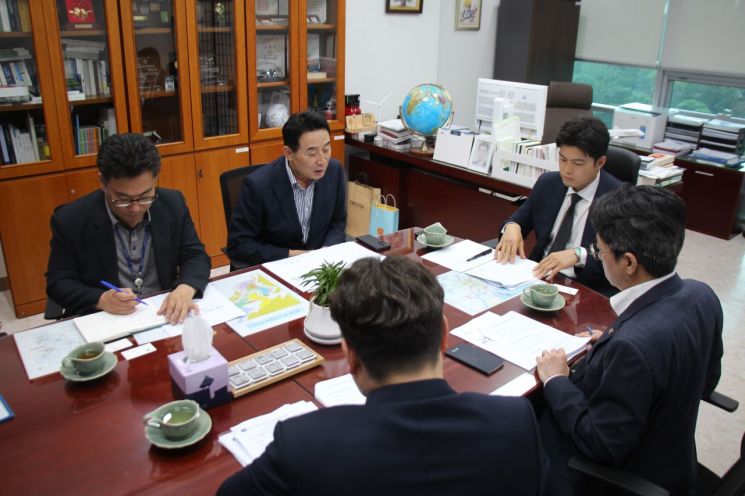 백영현 시장과 김용태 국회의원이 국회 의원회관에서 홍지선 국토교통부 제2차관을 만나 GTX-G 노선의 '제5차 국가철도망 구축계획(2026~2035)' 반영을 공식 건의하고 있다. 포천시 제공