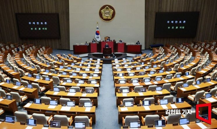 박지원 더불어민주당 의원이 31일 국회에서 열린 본회의에서 검사의 보완수사권 폐지를 골자로 한 형사소송법 개정안에 대해 무제한 토론을 이어가고 있다. 2026.7.31 김현민 기자