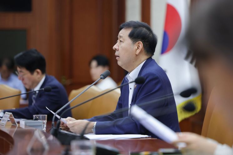 Koo Yoon-chul, Deputy Prime Minister and Minister of Economy and Finance, is delivering a keynote speech at the Emergency Economic Headquarters Meeting, Economic Ministers' Meeting, and Special Task Force Meeting on Consumer Price Management held at the Government Seoul Office in Jongno-gu, Seoul, on the 31st. Photo by Yonhap News.