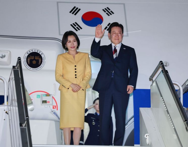 칠레 공식 방문을 마친 이재명 대통령과 김혜경 여사가 30일(현지시간) 산티아고 아르투로 메리노 베니테스 국제공항 공군 1호기에서 환송객에게 인사하고 있다. 2026.7.31 연합뉴스