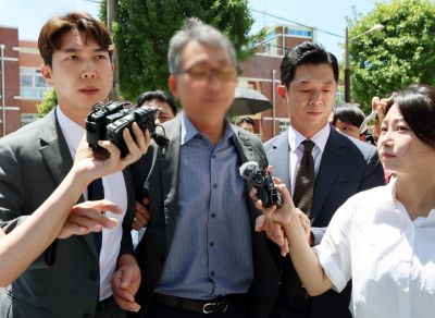 장윤기 사건에 대해 살인과 성범죄 사건을 분리 수사하도록 지시한 협의를 받는 전 광산경찰서 형사과장 A 경정이 31일 전남광주통합특별시 동구 광주지방법원에서 구속 전 피의자 심문(영장 실질 심사)을 마치고 나오고 있다. 연합뉴스 제공