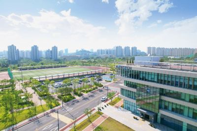 나주 빛가람혁신도시에 위치한 세계 유일의 에너지 분야 특화 국립 연구중심 대학인 한국에너지공과대학교. 전력반도체와  AI, 에너지 신소재, 차세대 전력망 등 미래 핵심기술 연구를 선도하고 있다.나주시 제공