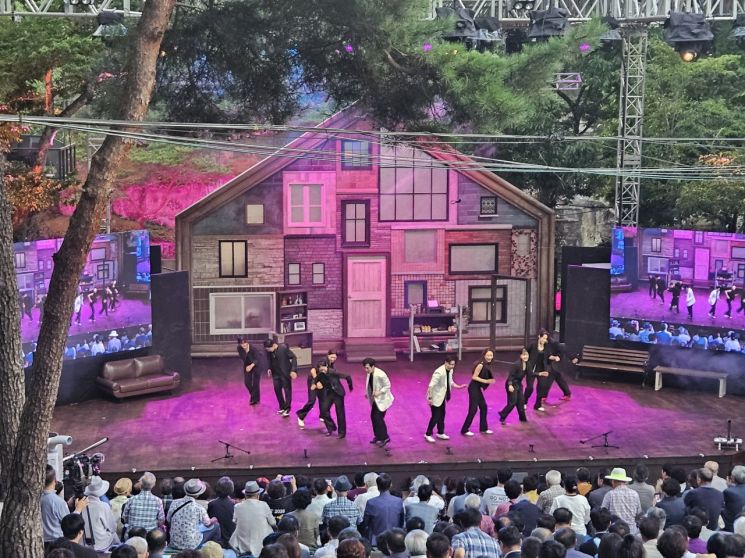 [사진 제공=최순경기자] 제36회 거창국제연극제 개막식 식전공연에서 블루노트탭댄스팀이 아이리쉬댄스와 아카펠라, 뮤지컬 요소를 결합한 탭댄스 공연을 선보이고 있다.