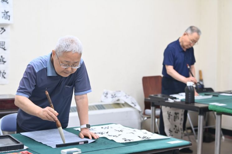 하남시가 원도심의 하남시노인복지관과 신도심의 미사노인복지관을 양대 축으로 어르신들의 건강과 문화, 여가, 교육을 아우르는 복지 서비스를 제공하고 있다. 붓글씨를 쓰고 있는 모습. 하남시 제공