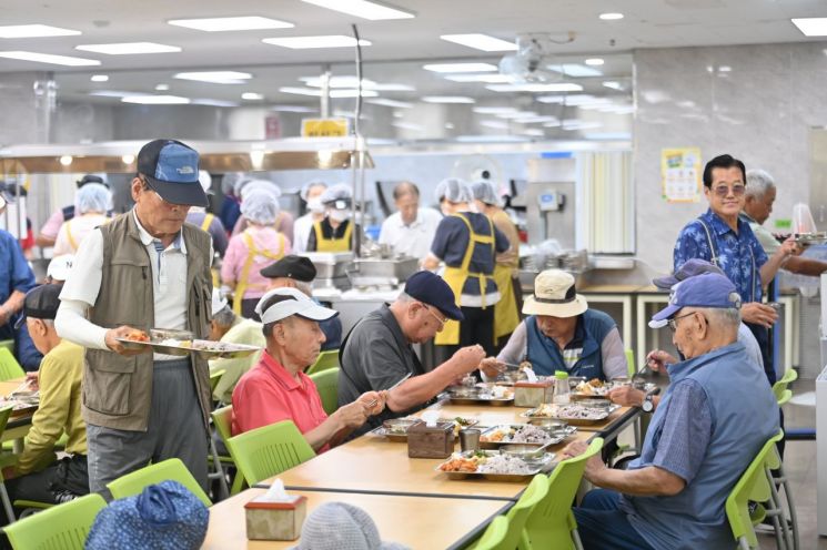 하남시가 원도심의 하남시노인복지관과 신도심의 미사노인복지관을 양대 축으로 어르신들의 건강과 문화, 여가, 교육을 아우르는 복지 서비스를 제공하고 있다. 어르신들이 식사를 하고 있는 모습. 하남시 제공
