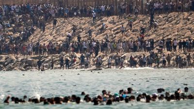 모로코에서 스페인령 북아프리카 자치도시 세우타로 몰려든 무단 입국자들. 연합뉴스